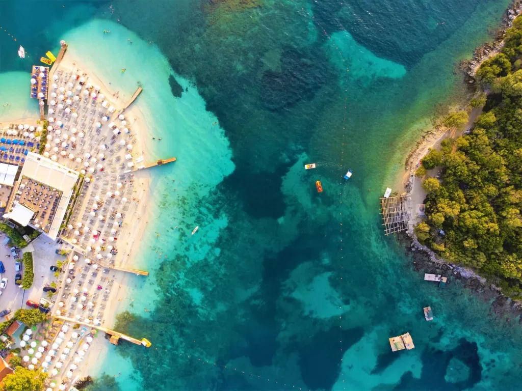 Plaza Ksamil Albanija Photo by Filip Bartos on Unsplash ok 1